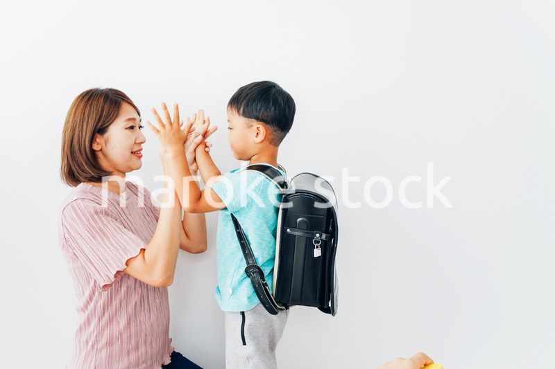 家でお母さんと話す小学生の男の子