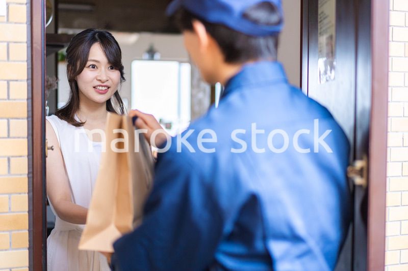 フードデリバリーを受け取る若い女性