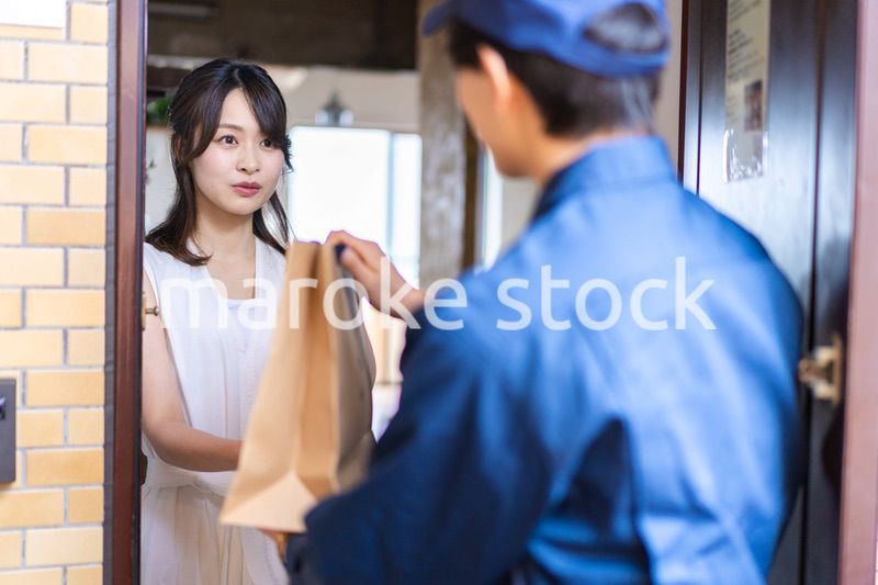 フードデリバリーを受け取る若い女性