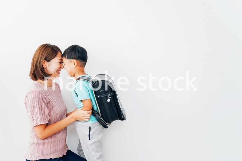 家でお母さんと話す小学生の男の子