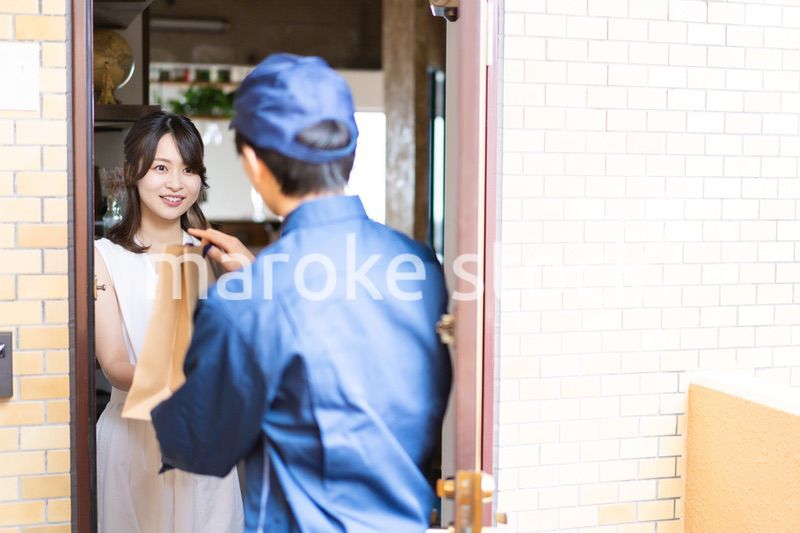 フードデリバリーを受け取る若い女性