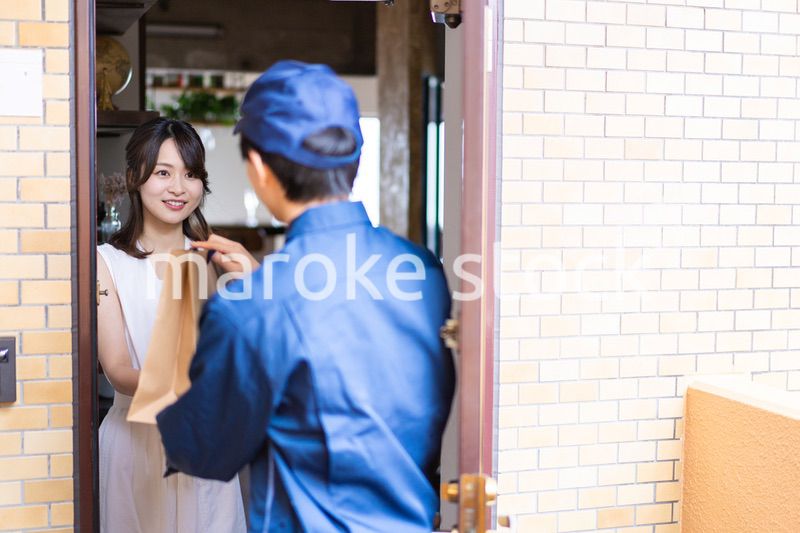 フードデリバリーを受け取る若い女性
