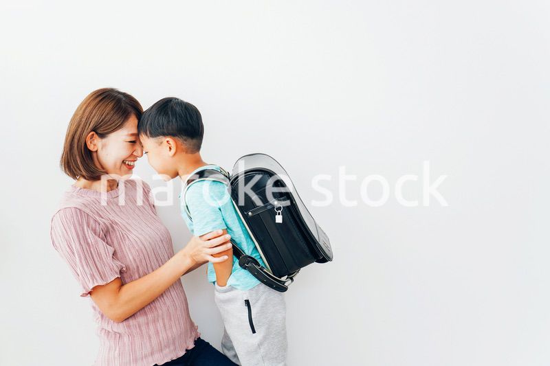 家でお母さんと話す小学生の男の子