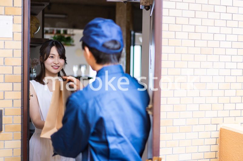 フードデリバリーを受け取る若い女性