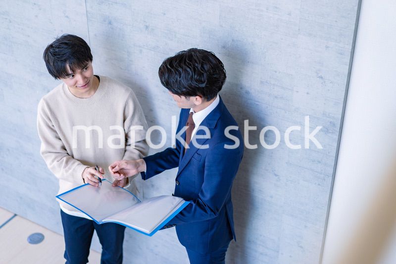 不動産見学をする男性