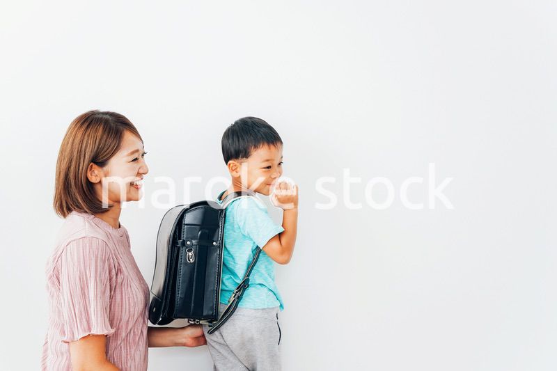 家でお母さんと話す小学生の男の子