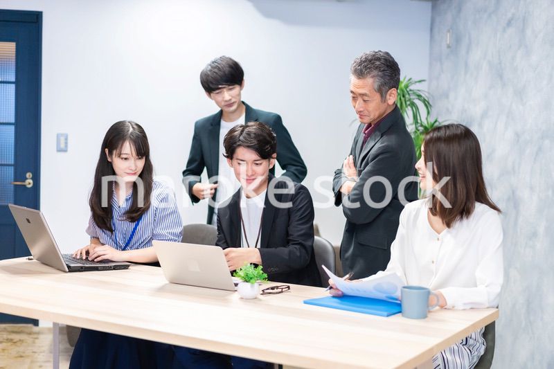 オフィスで打ち合わせをするオフィスワーカー