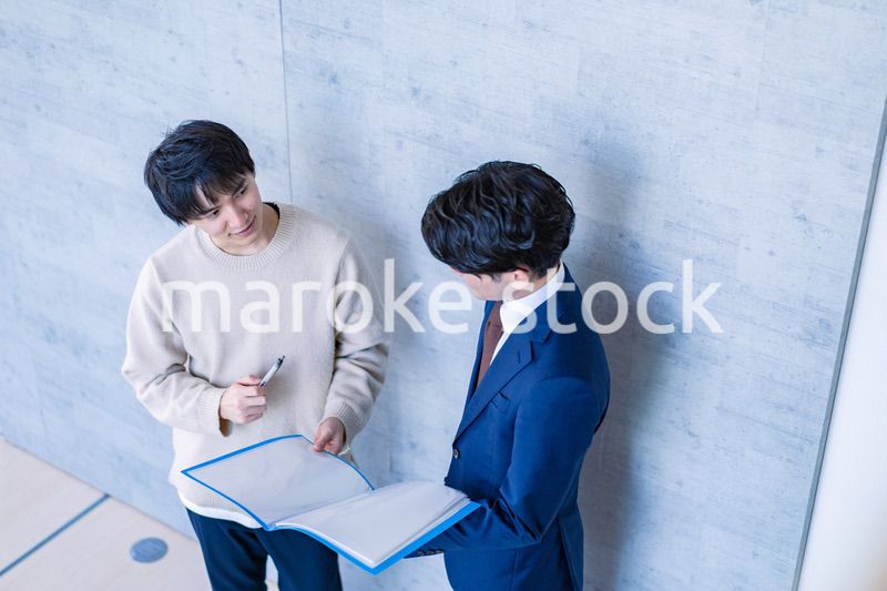 不動産見学をする男性