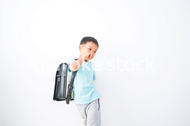 ランドセルを背負った男の子
