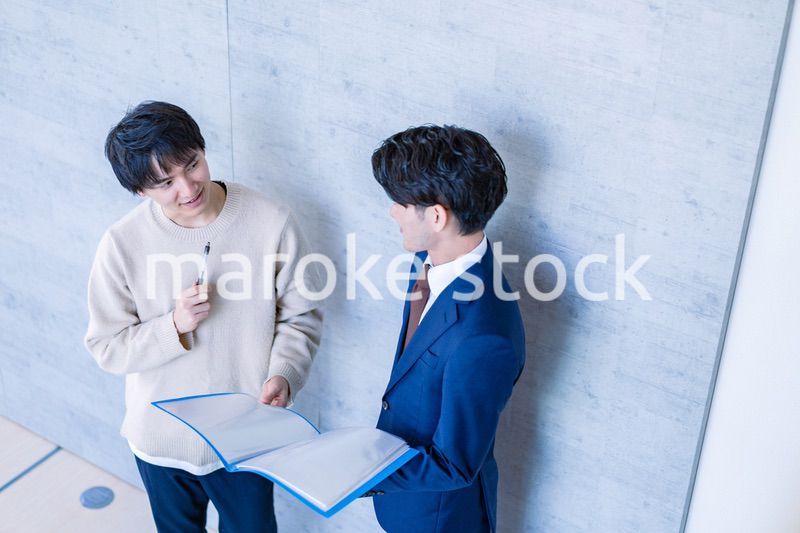 不動産見学をする男性