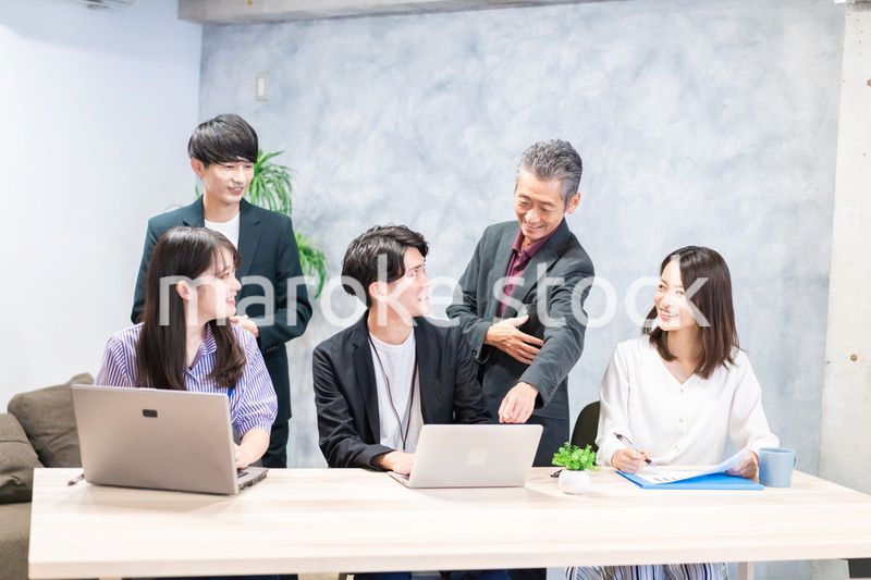 オフィスで打ち合わせをするオフィスワーカー