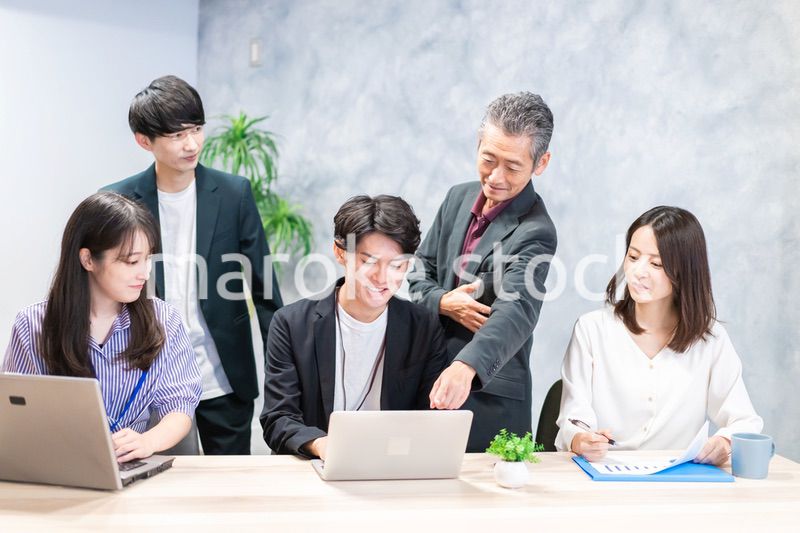 オフィスで打ち合わせをするオフィスワーカー