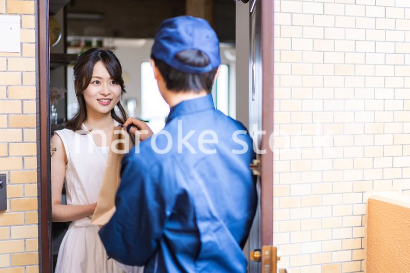 フードデリバリーを受け取る若い女性