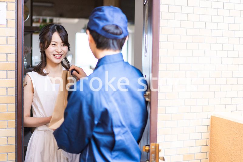 フードデリバリーを受け取る若い女性