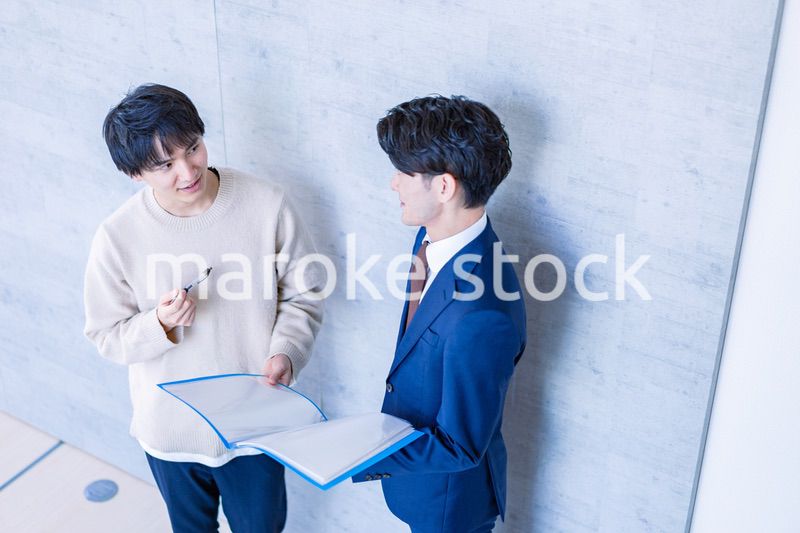 不動産見学をする男性