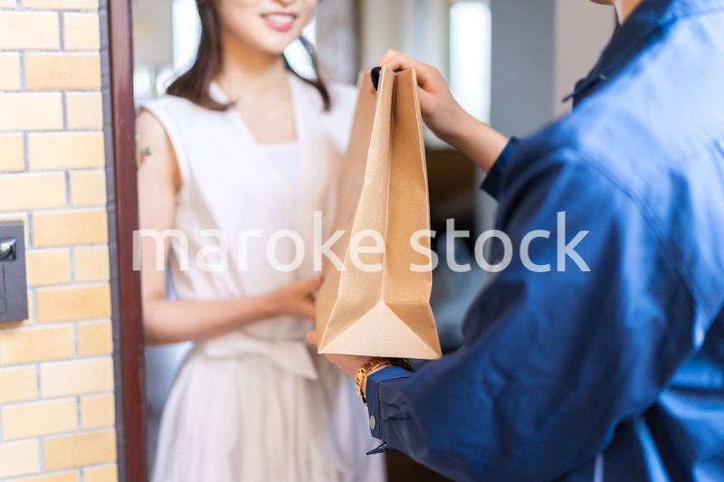 フードデリバリーを受け取る若い女性