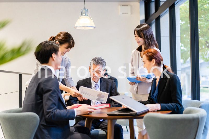 オフィスで働くビジネスパーソン