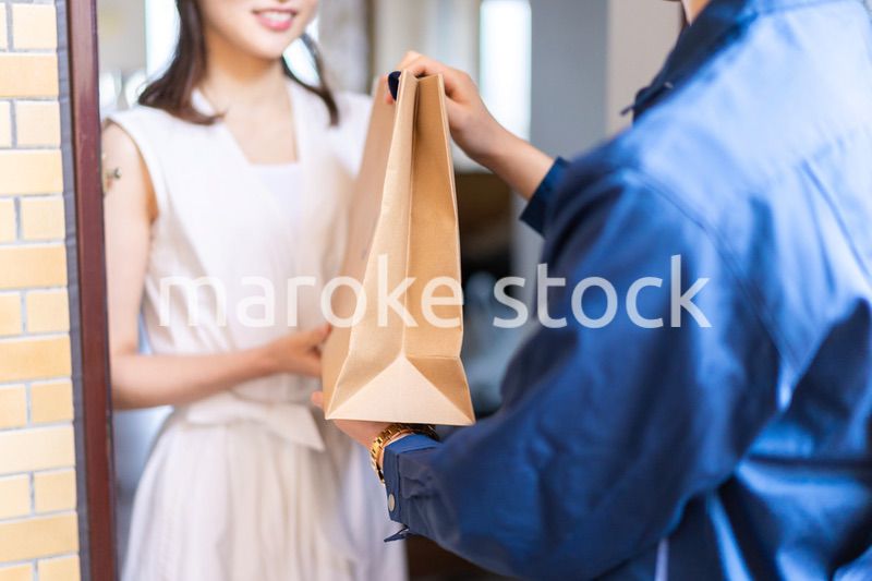 フードデリバリーを受け取る若い女性