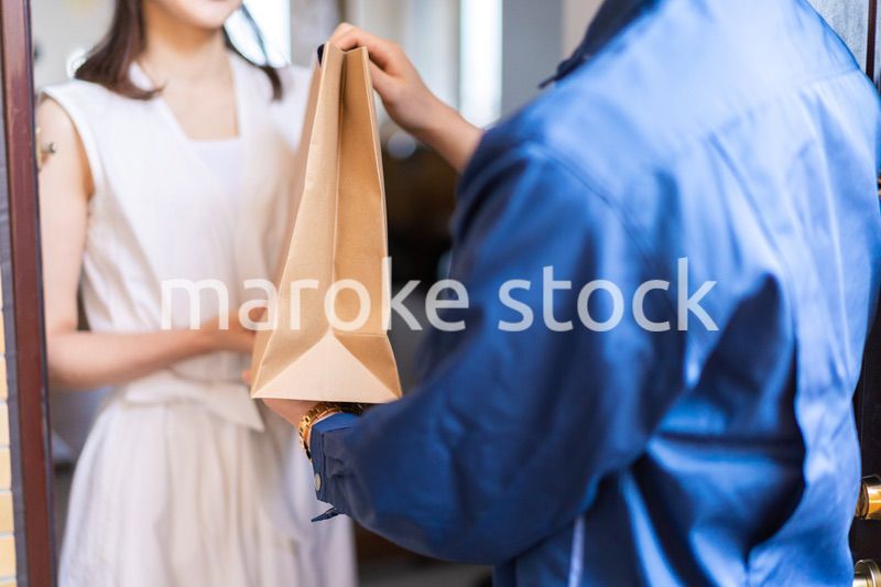 フードデリバリーを受け取る若い女性