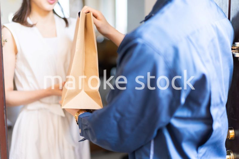 フードデリバリーを受け取る若い女性