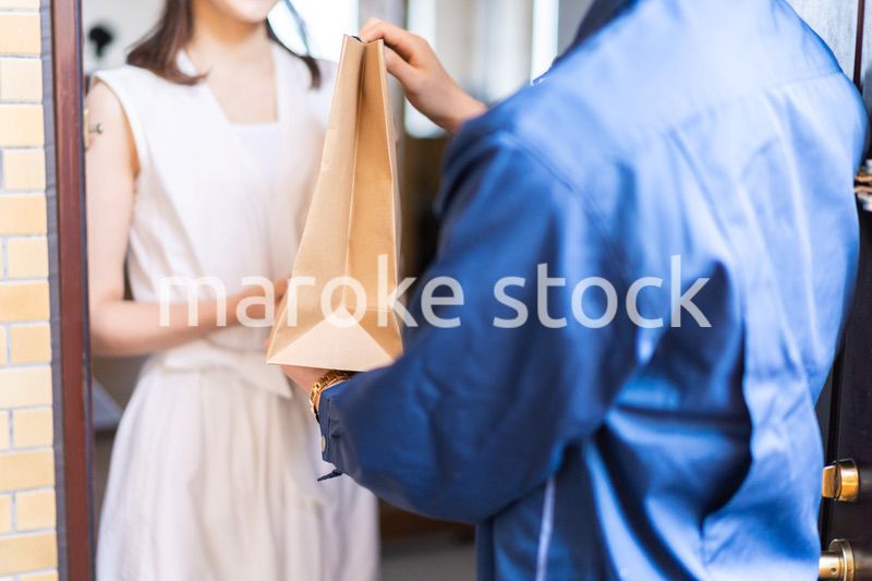 フードデリバリーを受け取る若い女性