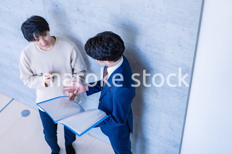 不動産見学をする男性