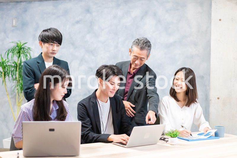 オフィスで打ち合わせをするオフィスワーカー