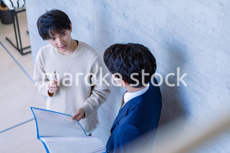 不動産見学をする男性