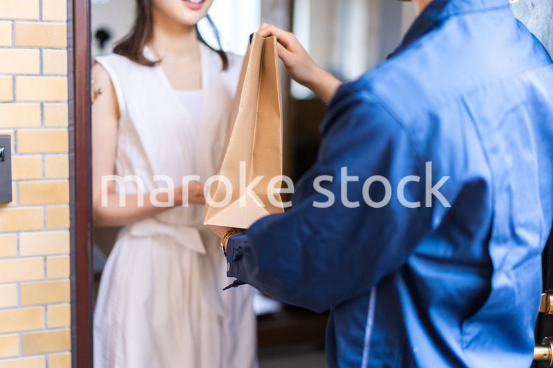 フードデリバリーを受け取る若い女性