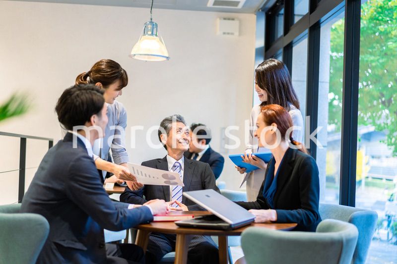 オフィスで働くビジネスパーソン