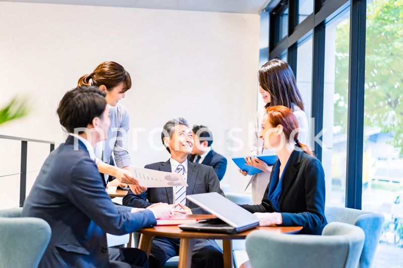 ミーティングをするビジネスパーソン