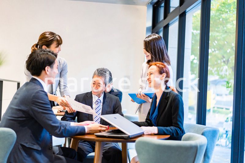 ミーティングをするビジネスパーソン