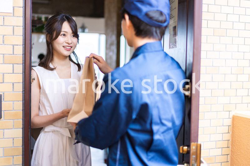 フードデリバリーを受け取る若い女性