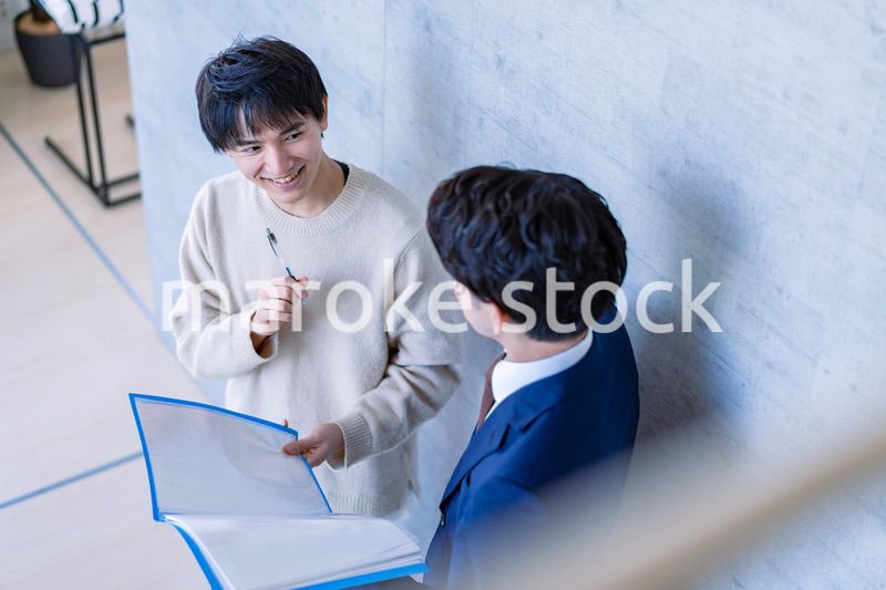 不動産見学をする男性