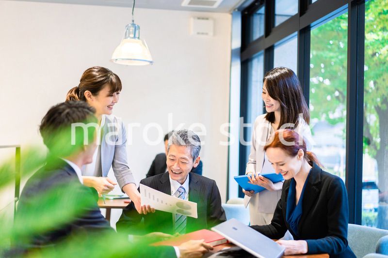 オフィスで働くビジネスパーソン