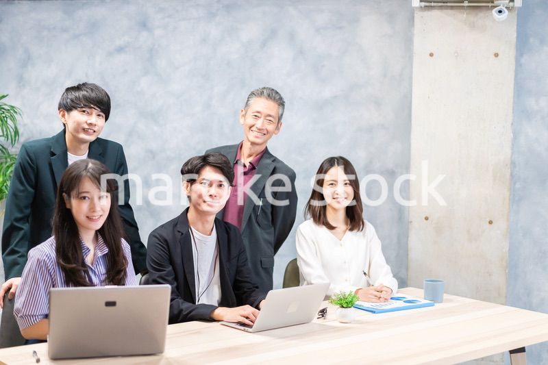 オフィスで打ち合わせをするオフィスワーカー