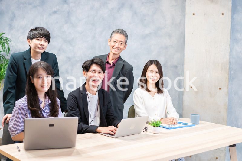 オフィスで打ち合わせをするオフィスワーカー