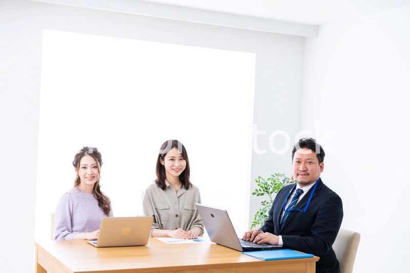 オフィスでミーティングをするビジネスパーソン