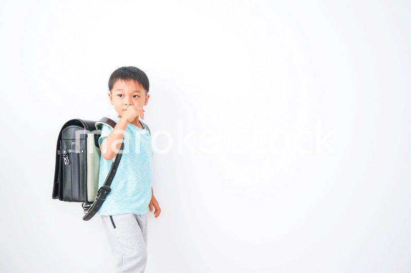ランドセルを背負った男の子