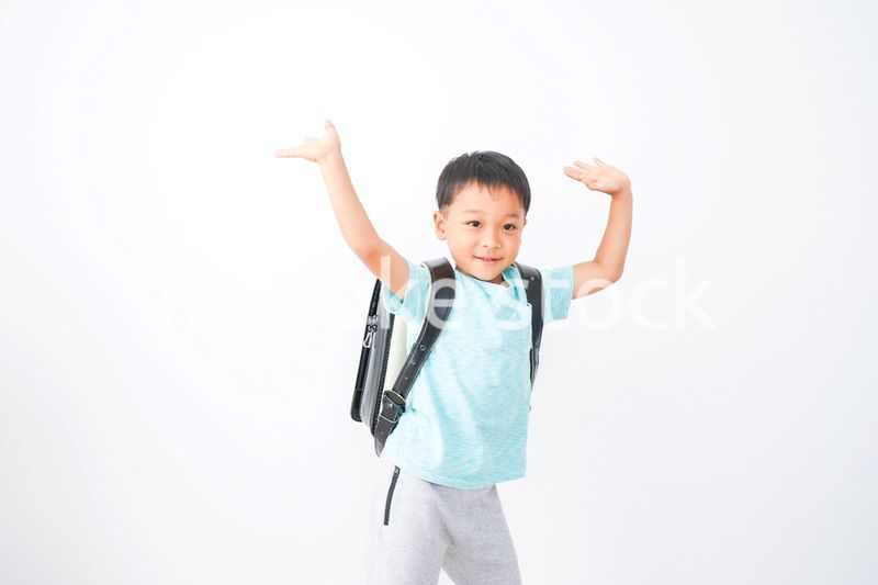 ランドセルを背負った男の子