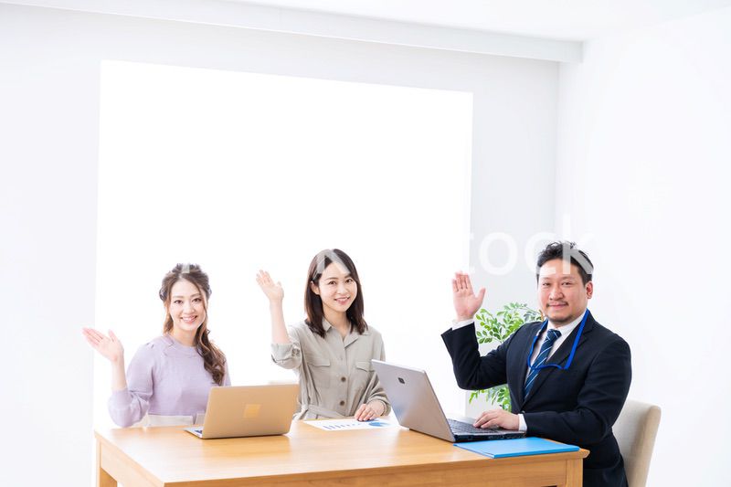 オフィスでミーティングをするビジネスパーソン