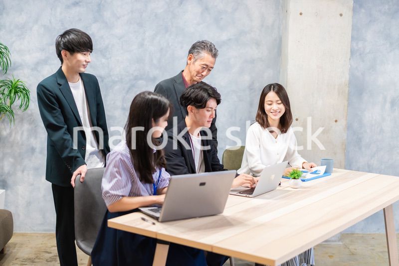 オフィスで打ち合わせをするオフィスワーカー