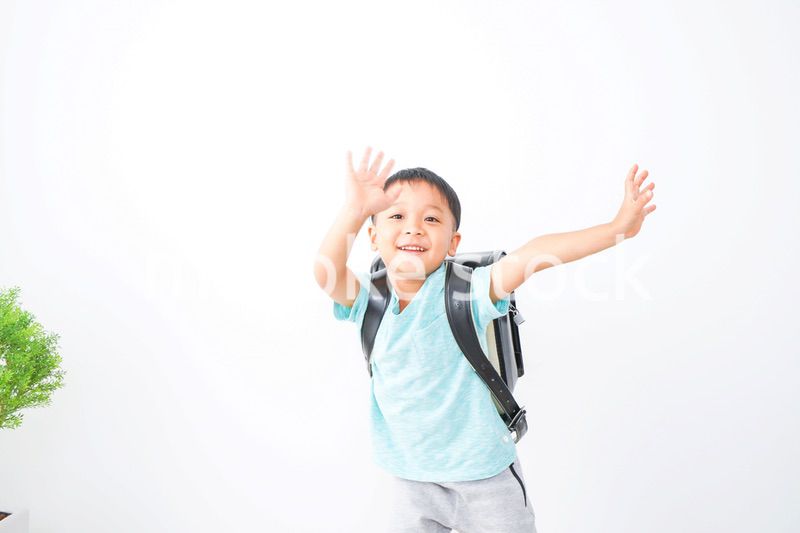 ランドセルを背負った男の子