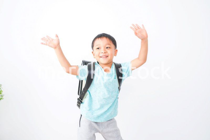 ランドセルを背負った男の子