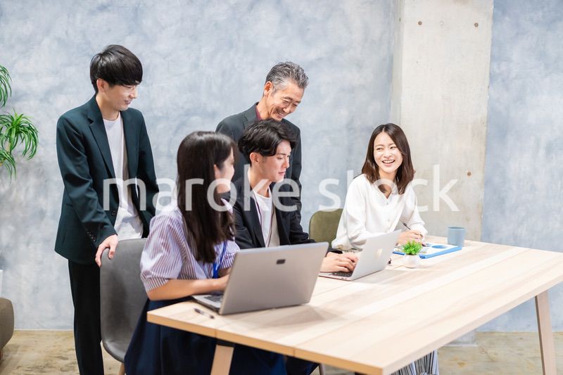 オフィスで打ち合わせをするオフィスワーカー