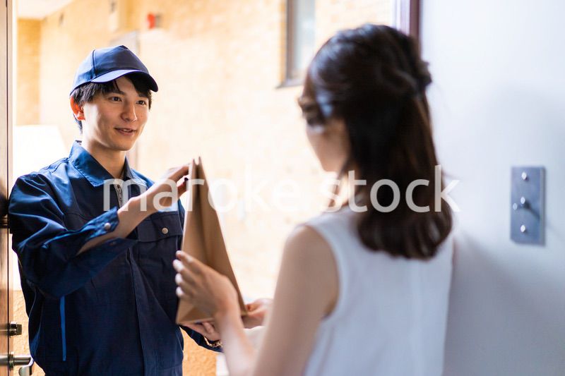 フードデリバリーを受け取る若い女性