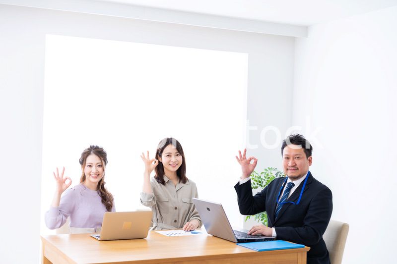 オフィスでミーティングをするビジネスパーソン