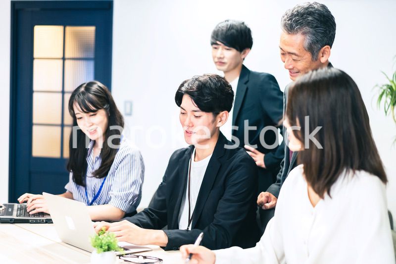 オフィスで打ち合わせをするオフィスワーカー