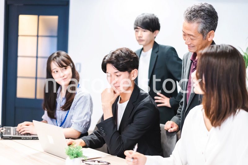 オフィスで打ち合わせをするオフィスワーカー