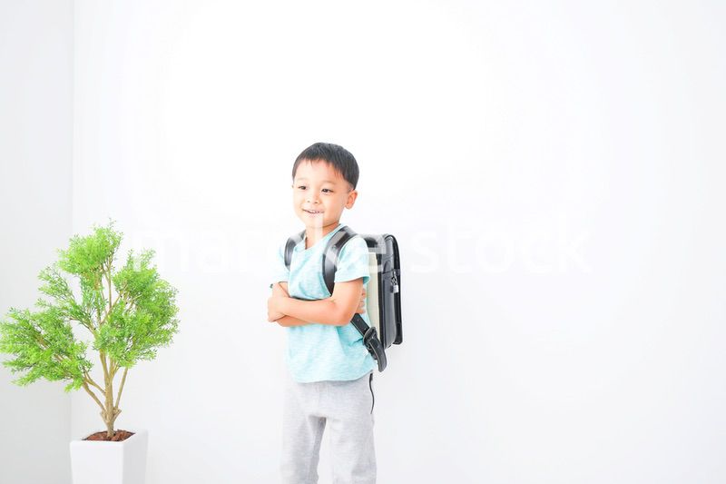 ランドセルを背負った男の子